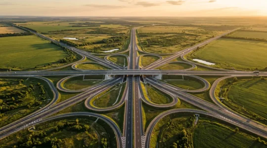 Vue aérienne d'un carrefour routier moderne avec multiples voies et échangeurs représentant la diversification des canaux marketing
