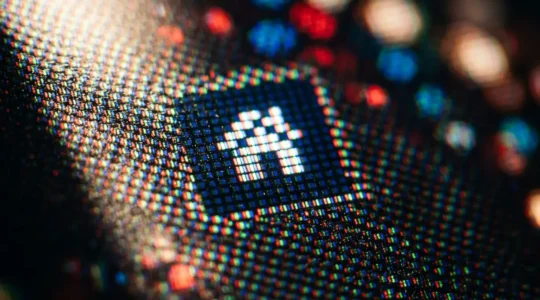 Vue macro extrême d'un écran montrant un favicon de 16x16 pixels avec des détails de pixels visibles et une profondeur de champ très faible