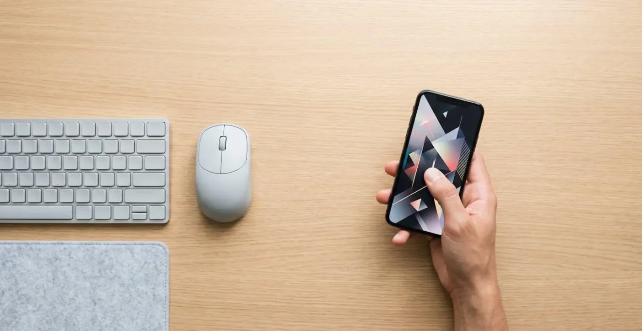 Comparaison visuelle des défis de navigation entre mobile et desktop