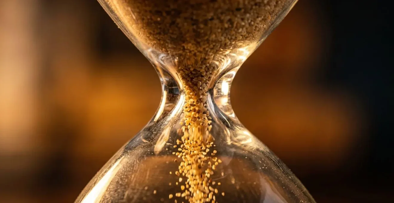 Macro photographie de sablier avec reflets de lumière dorée symbolisant le timing du retargeting